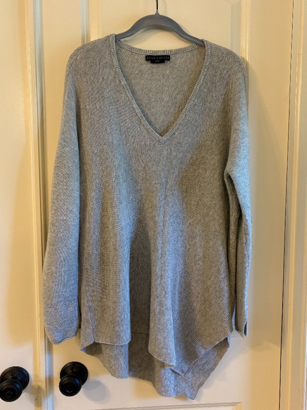 Alice + Olivia Base Gray Wool Blend V-Neck Asymmetrical Hem Sweater Size L/XL